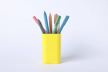 Tükenmez kalemler hafif arkaplanda, yakın plan