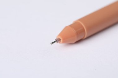 Hafif arka planda şık bir kalem, makro görünüm. Metin için boşluk