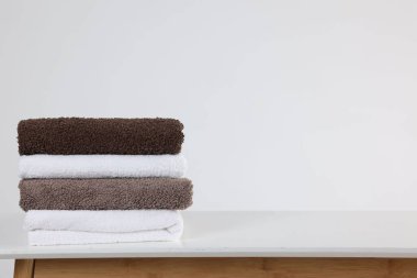 Beyaz masaya temiz havlu yığını, metin için boşluk