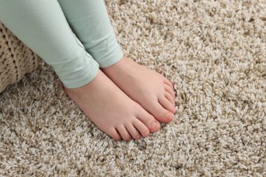 Evdeki yumuşak halıdaki kız, manzaranın üstünde.