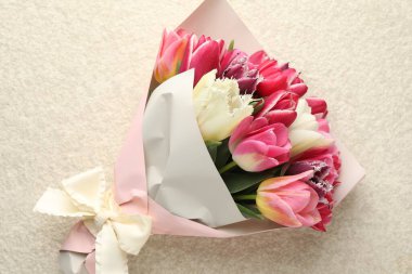 Beyaz desenli masa üzerinde güzel laleler, üst manzara.