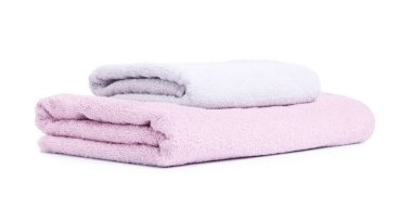 İki katlanmış havlu beyazın üzerinde izole edilmiş.