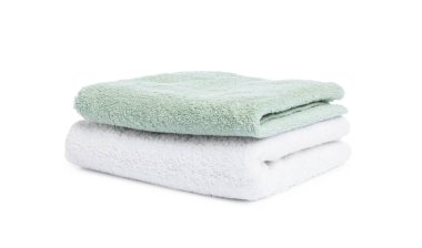 İki katlanmış havlu beyazın üzerinde izole edilmiş.