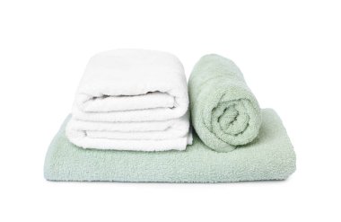 Birçok katlanmış havlu beyazın üzerinde izole edilmiş.