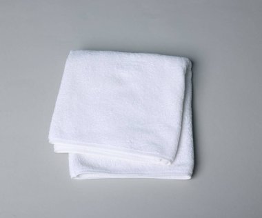 Gri arka planda temiz havlu, üst görünüm
