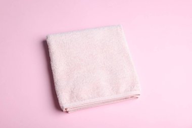 Pembe zemin üzerinde temiz havlu, üst görünüm