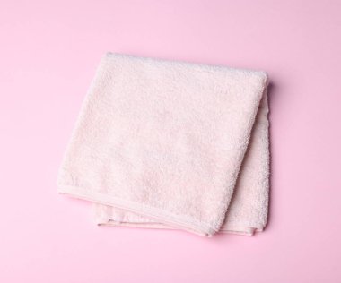 Pembe zemin üzerinde temiz havlu, üst görünüm