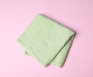 Pembe arka planda temiz havlu, üst görünüm