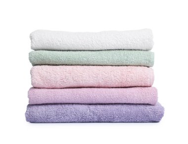 Beyaz üzerine izole edilmiş temiz havlu yığını