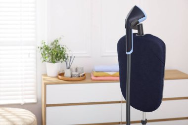 Modern dik buharlı gemi kapalı alanda, yakın plan. Metin için boşluk