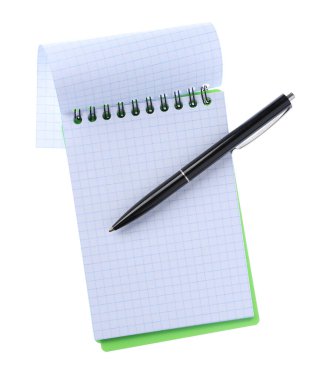 Kalem ve açık defter beyaz, üst görünümde izole