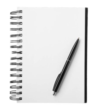 Kalem ve açık defter beyaz, üst görünümde izole