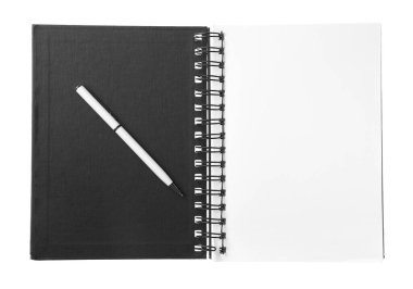 Kalem ve açık defter beyaz, üst görünümde izole