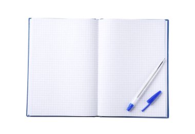 Kalem ve açık defter beyaz, üst görünümde izole