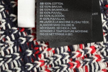 Arka plan olarak örülmüş giysi etiketi, üst görünüm