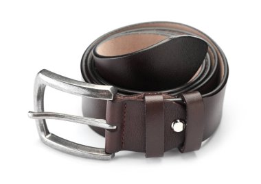 Bir kahverengi deri kemer beyaza izole edilmiş.