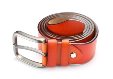 Bir turuncu deri kemer beyaza izole edilmiş.