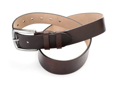 Bir kahverengi deri kemer beyaza izole edilmiş.