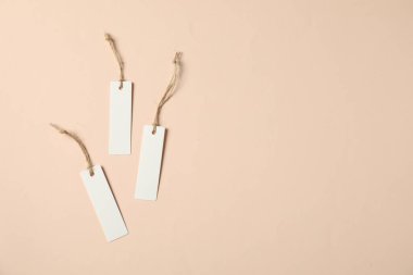 Bej arka planda dizgileri olan boş etiketler, düz yatış. Metin için boşluk