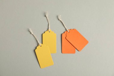 Gri arkaplanda dizgileri olan boş etiketler, düz yatıyordu