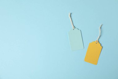 Açık mavi arkaplanda dizgileri olan boş etiketler, düz yatış. Metin için boşluk