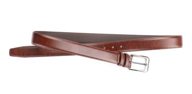 Bir kahverengi deri kemer beyaza izole edilmiş.