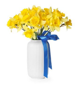 Beyaz vazoda sarı nergisler ve vazolar.