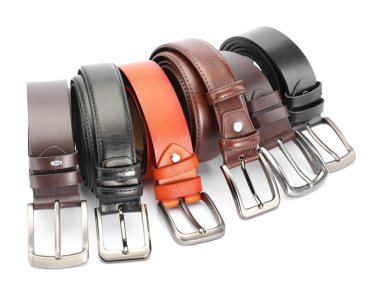 Birçok farklı deri kemer beyaza izole edilmiş.