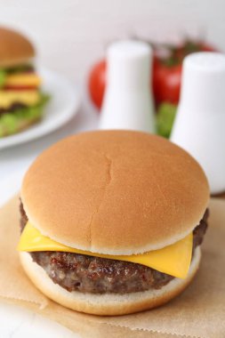 Beyaz masada lezzetli köfteli çizburger, yakın plan.