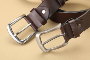 Bej arka planda iki deri kemer, yakın plan.