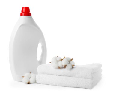 Bir şişe yumuşatıcı, pamuk çiçekleri ve beyaz üzerine izole edilmiş temiz havlular.