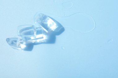 Açık mavi zemin üzerinde açık buz küpleri düz yatıyordu. Metin için boşluk