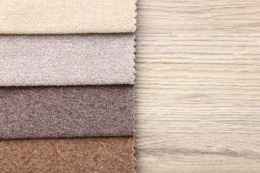 Tahta masadaki farklı kumaşlardan örnekler, üst manzara. Metin için boşluk