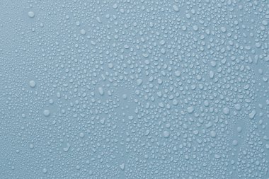 Açık mavi arkaplanda çok su damlası var