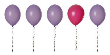 Bireysellik, eşsizlik, farklılık. Beyaz arka planda menekşeler arasında kırmızı balon