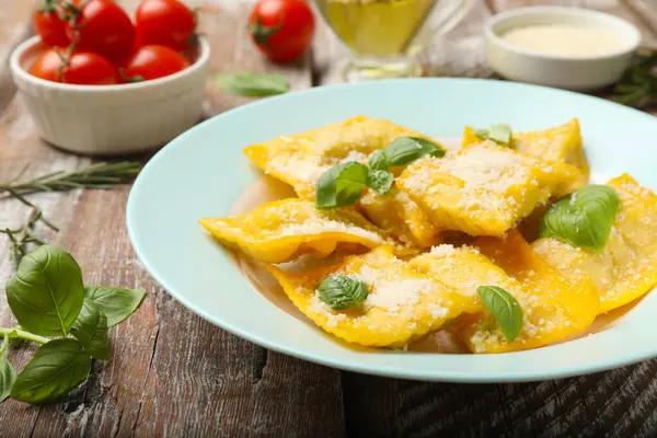 Tahta masada servis edilen peynirli ve fesleğenli lezzetli ravioli.