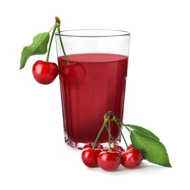 Bardakta kiraz suyu, beyaz arka planda taze böğürtlen ve yeşil yapraklar.