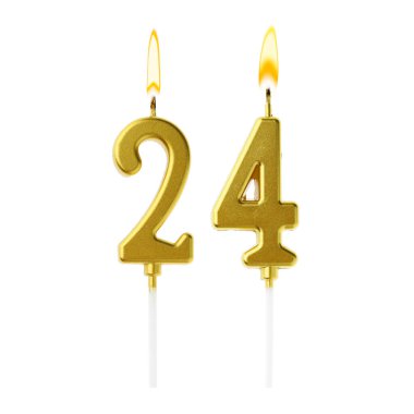 Beyaz arka planda 24 numarayı besteleyen altın renkli mumlar yakıyor. Doğum günü veya diğer özel tarihler için şenlik dekorasyonu