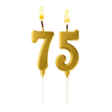 Beyaz arka planda 75 numarayı besteleyen altın renkli mumlar yakıyor. Doğum günü veya diğer özel tarihler için şenlik dekorasyonu