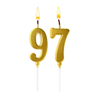 Beyaz arka planda 97 numarayı besteleyen altın renkli mumlar yakıyor. Doğum günü veya diğer özel tarihler için şenlik dekorasyonu
