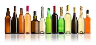 Farklı türde alkollü içeceklerin bulunduğu şişeler beyaz sette izole edilmiş.