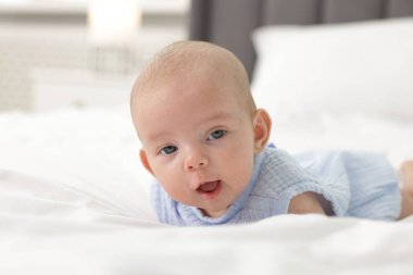 Evdeki yatakta tatlı bir bebek.