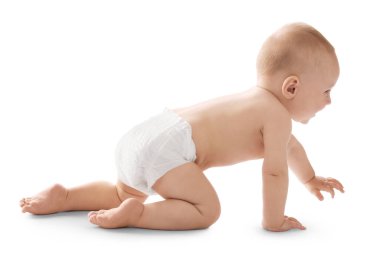 Beyaz arka plan üzerinde sürünerek şirin bebek