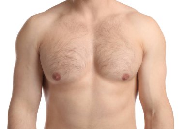 Beyaz arka planda kıllı göğüslü genç adam, yakın plan. Epilasyon işlemi