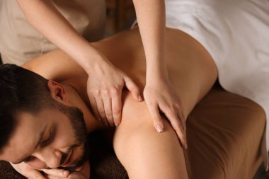 Adam spa salonunda masaj yaptırıyor.