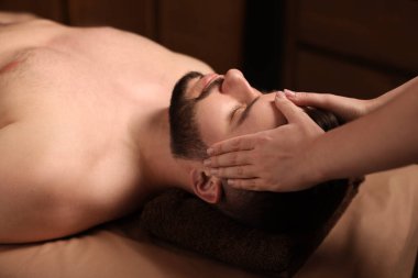 Adam spa salonunda masaj yaptırıyor.