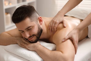 Adam spa salonunda masaj yaptırıyor.