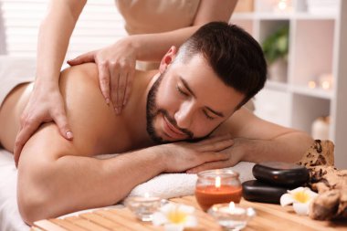 Adam spa salonunda masaj yaptırıyor.