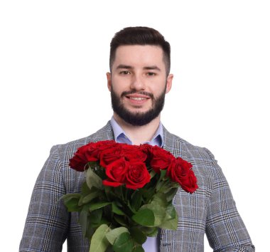 Beyaz arka planda kırmızı gül buketi olan mutlu adam.