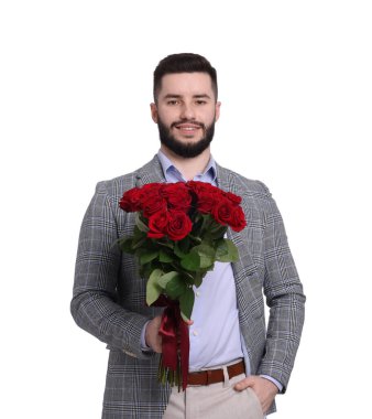 Beyaz arka planda kırmızı gül buketi olan mutlu adam.
